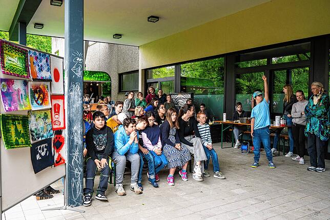 Die Graffiti-Vernissage in der Tannenhag-Schule wurde mit Waffeln und alkoholfreien Cocktails gefeiert.