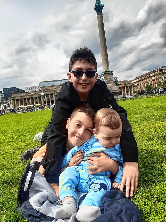Giorgi (12), Noe (9) und Luka (1) in Stuttgart.