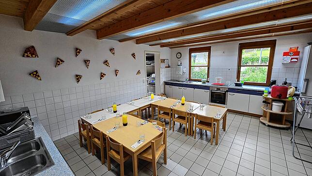 In der Küche ist der Platz zum Mittagessen für die Kinder sehr begrenzt. Ein Essen in zwei Schichten hält Leiterin Nicole Beurer für ...