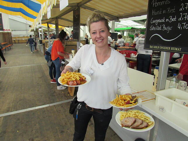 Während der fünf Bierfest-Tage werden die Gäste von freundlichem Personal, hier Katja Goldschmidt, mit Speisen und Getränken versorgt.