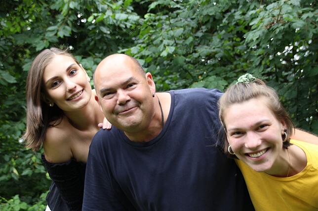 Beim Fotoshooting vorm Siedlerheim auf der Reichenau Waldsiedlung: Mäx Kessler als Hahn im Korb.