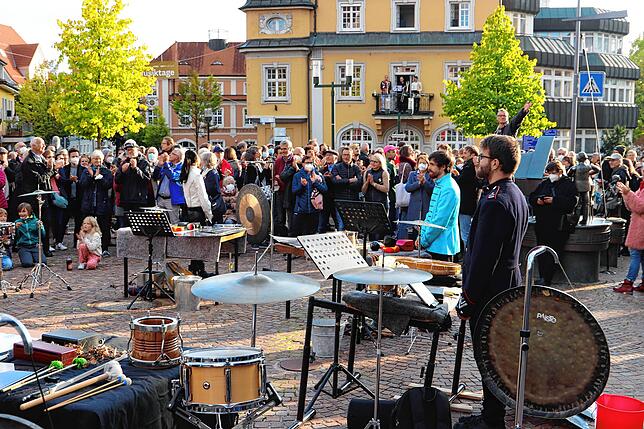 Minutenlanger Applaus folgt auf den Schlusspunkt der Uraufführung von „Donaurauschen – Transit und Echo“ zum ...