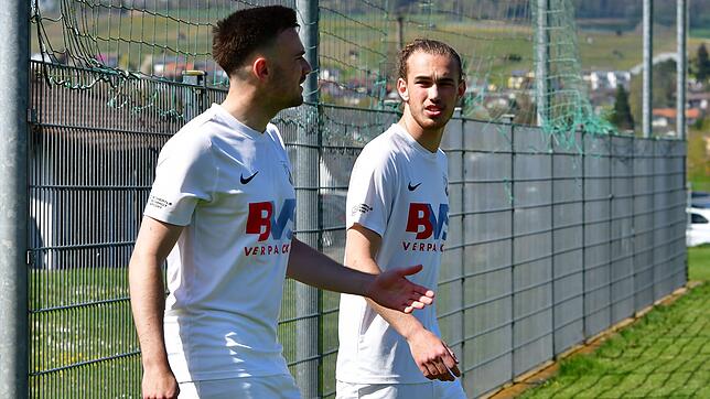 Torschützen unter sich: Dominik Flum (links) und der im Winter gekommene Luis Weber trafen für den FC Erzingen zum schmeichelhaften ...
