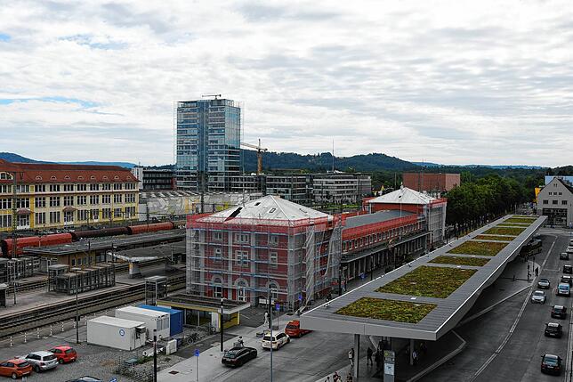 Blick auf Bahnhof (in der Mitte), neuen Busbahnhof (rechts), das Maggi-Werk (links) und den Hegau-Tower (im Hintergrund).