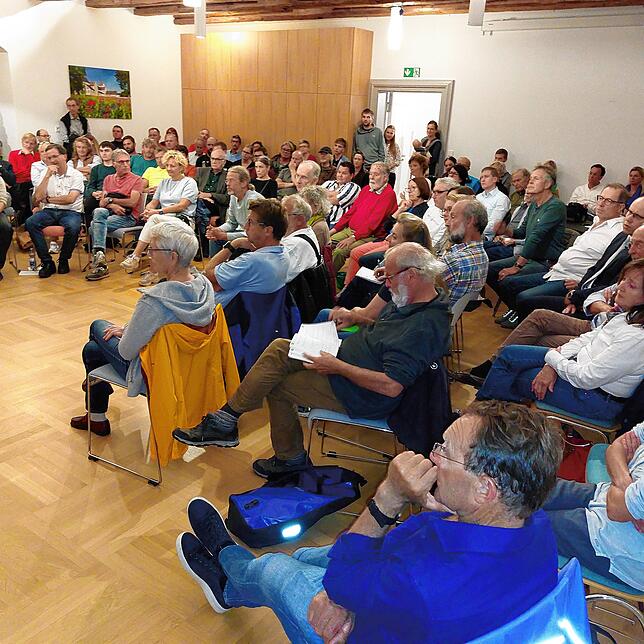 Die Podiumsdiskussion über Grenzen des Wachstums auf der Reichenau im Rathaus traf mit rund 120 Besuchern auf großes Interesse.