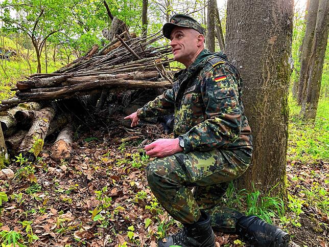 Oberfeldwebel der Reserve Frieder Kammerer bei der Einweisung in eine behelfemäßige Unterkunft.