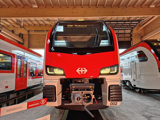 Frontalansicht der neuen Bahn. Ab 2028 transportiert diese ihre Fahrgäste über Basel, Waldshut, Konstanz nach St. Gallen.