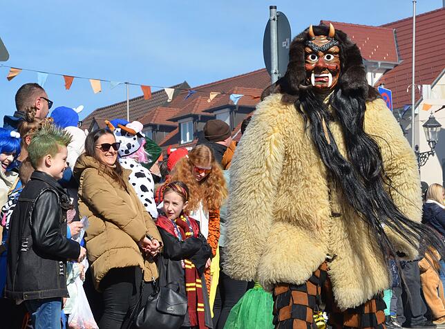 Bild 9: Bunte Fasnachtsfreude beim Narrensprung 2025