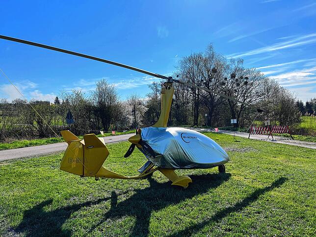 Auf dem Flugplatz landen nicht nur herkömmliche Flugzeuge – auch ein Tragschrauber, oder Gyrocopter genannt, ist hier unterwegs. Anders ...