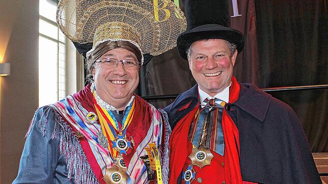 Sie sind die Gastgeber des nächsten Narrentags des Viererbund in einem Jahr in Überlingen stattfindet: Die Narreneltern Wolfgang Lechler ...