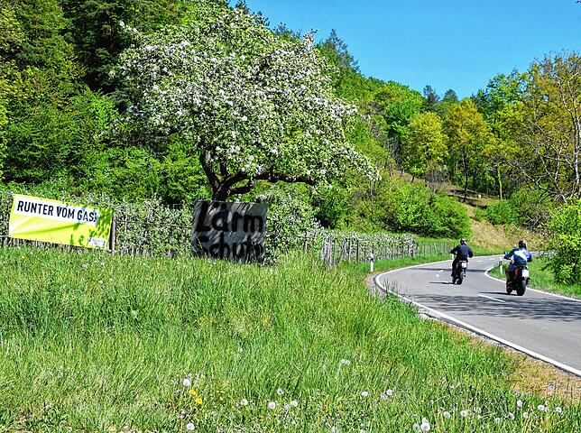 Über dem Neubaugebiet Haiden stehen und hängen an der Bergstraße diese Schilder.
