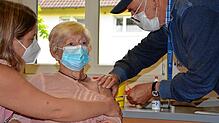 Anja Martin, Pflegedienstleiterin im Zentrum für Betreuung und Pflege in Stockach, begleitet Doris Mack zum Impfen. Der Arzt Gerhard ...