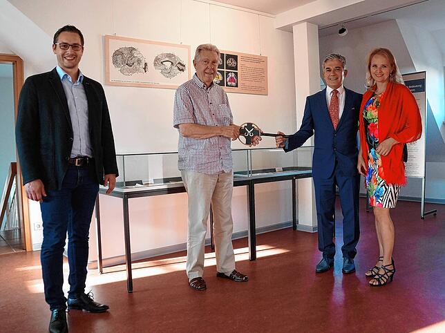 Dieses Archivbild zeigt die Übergabe der Leitung: Jochen Goldt (Mitte) überreicht im Brodmann-Museum feierlich den symbolischen ...