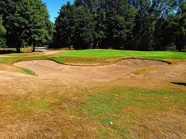 Ein Sandgraben mitten dem Golfplatz.