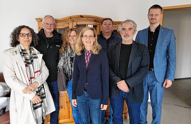 Sie führten durch die Unterkünfte in der Schlesierstraße: Juliana Mestre und Friedhelm Niewoehner vom Fachbereich Partizipation und ...