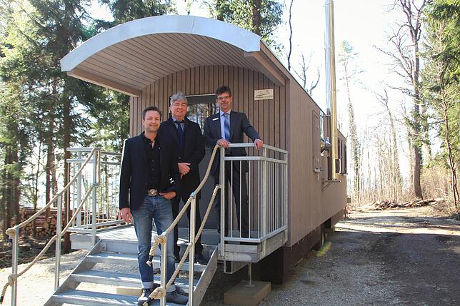Sie sind stolz auf den neuen Bauwagen für den Waldkindergarten, der schon in der kommenden Woche bezogen wird (von links): ...