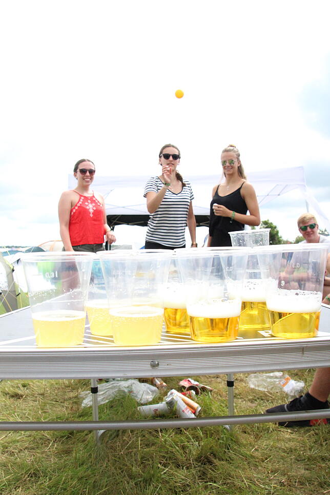Bild 2: Von Bierpong spielen bis Musik machen: Wie sich Southside-Besucher die Zeit vertreiben, wenn sie sich gerade keine Bands anschauen &ndash; mit Videos und Bildern