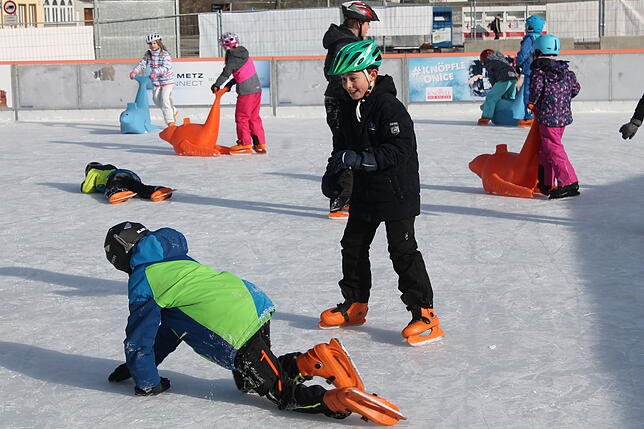 Bild 18: Reger Betrieb auf der Blumberger Eisbahn: Hier sind die schönsten Bilder unseres Fotografen!