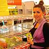 Angelique Kühner füllt im Drogeriemarkt Müller am Desinfektionsmittel-Regal Artikel auf. Desinfektionsmittel sind derzeit ausverkauft, ...