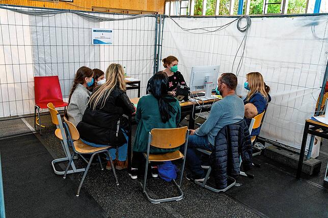 Oft sind es mehrere Personen gleichzeitig, die von den Mitarbeitern des Sozialamts in einem ersten Schritt erfasst werden. Hier sind es ...