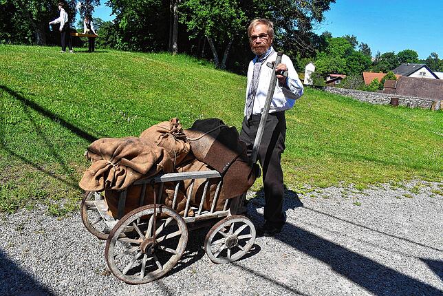 Zu den Requisiten gehört auch der kleine Leiterwagen, den Andreas Maier alias O‘Hara in den Klostergarten bringt.