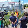 Der Gammertinger Bürgermeister Holger Jerg bei einem TV-Interview vor dem Firmengelände Göggel.