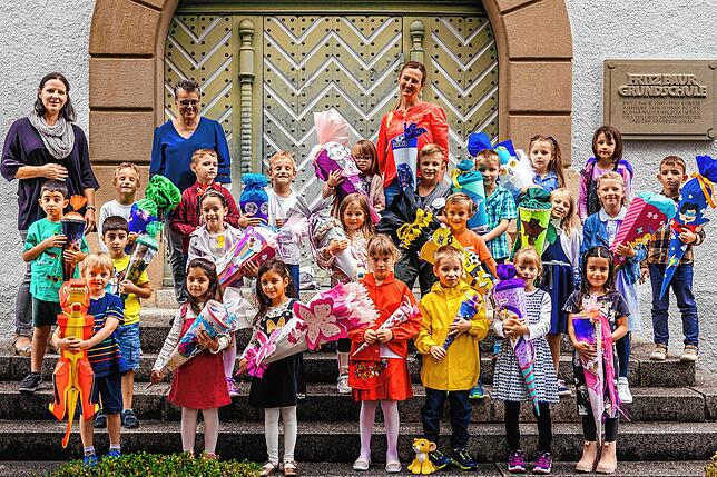 Fritz-Baur-Grundschule: Die Klasse 1b mit ihren Klassenlehrerinnen Manuela von Drateln und Martina Müller. 23 Schüler begannen hier ihre ...
