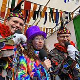 Die Bühnenmoderatoren Mathias Trempa und Aurelia Scherrer und Publikumsmoderator Andreas Kaltenbach beim Auftritt der Clownkapelle.