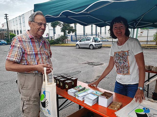 Informieren und noch Schwätzchen halten: Rainer Schmidt aus Bad Säckingen informierte sich bei Maria Sigg, Mitarbeiterin der ...