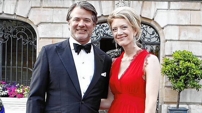 Christian Fürst zu Fürstenberg und seine Frau Jeannette Fürstin zu Fürstenberg vor dem Schloss in Donaueschingen, das immer noch Sitz ...