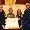 Feuerwehrkommandant Uwe Hartmann (links) präsentiert mit Bernd Zimmermann, Abteilungskommandant Kernstadt (rechts), das Modell des ...
