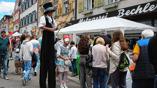 Das Bild zeigt den Straßenmarkt am Schweizer Feiertag im vergangenen Jahr. Anlässe wie dieser bieten sich auch 2025 im Raum Stockach.