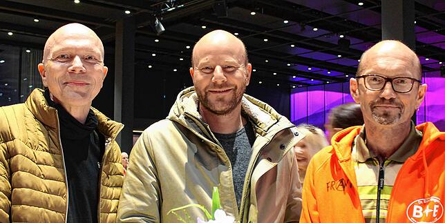 Michael Dickreiter, Simon Mutzke und Frank Fischenich (von links) schätzen die entspannte Stimmung der Sunset-Lounge. Danach warten ...