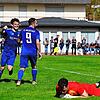 Der FC Neustadt (blaue Trikots) gewinnt gegen den FC Gutmadingen.
