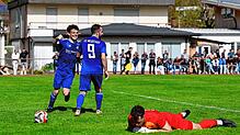 Der FC Neustadt (blaue Trikots) gewinnt gegen den FC Gutmadingen.