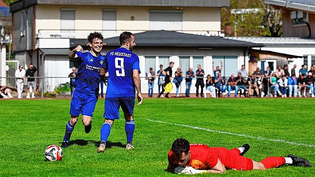 Der FC Neustadt (blaue Trikots) gewinnt gegen den FC Gutmadingen.