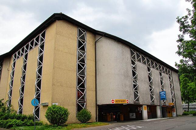 Das Parkhaus Kornhaus liegt direkt neben dem Bahnhof Waldshut. Bis zum Oberen Tor der Altstadt sind es nur ein paar Minuten zu Fuß.