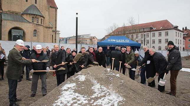 Beim symbolische Spatenstich legen Beteiligte der Umgestaltung des Singener Herz-Jesu-Platzes Hand an. Die Umsetzung des Großprojekts ...