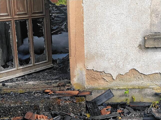 In der Brandruine ist am Montag noch der Löschschaum vom zweiten Einsatz am Samstagabend zu sehen.