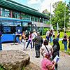 Eine lange Warteschlange steht vor dem Impfbus, der am Freitag in St. Georgen Halt machte. Neben zahlreichen Erwachsenen ließen sich ...
