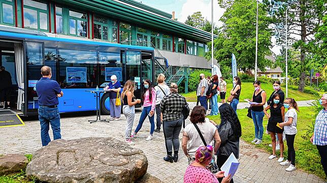 Eine lange Warteschlange steht vor dem Impfbus, der am Freitag in St. Georgen Halt machte. Neben zahlreichen Erwachsenen ließen sich ...