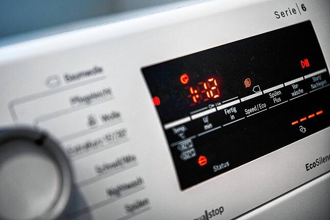 Oft reicht es, bei der Waschmaschine ein anderes Programm zu wählen, um Energie zu sparen.