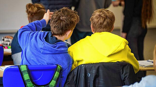 Zwei aus der Ukraine geflüchtete Schüler sitzen im Unterricht.