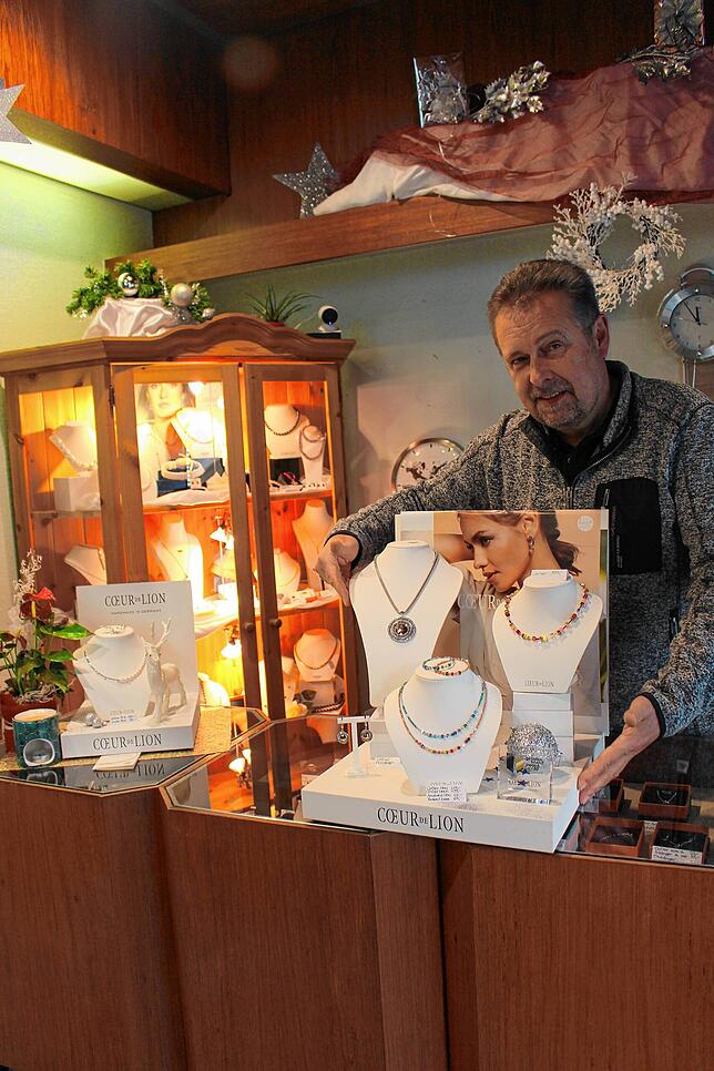 Männer kaufen bei ihm häufig Creolen als Weihnachtsgeschenk für ihre Frauen: Ralf Dierich vom Uhren- und Schmuckfachgeschäft ...