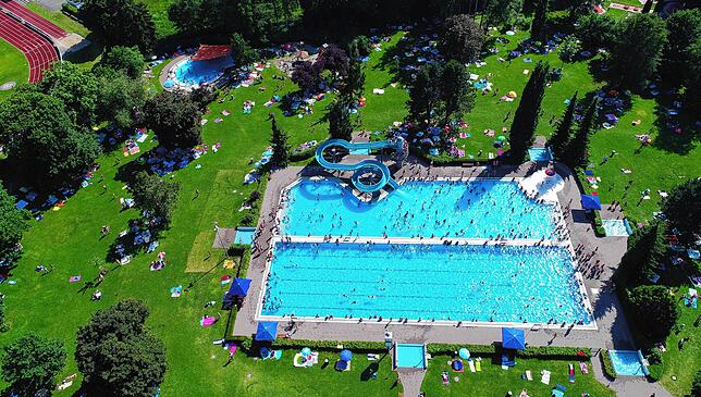 Im Sommer 2020 ist das Donaueschinger Parkschwimmbad gut besucht, trotz Coronaeinschränkungen.