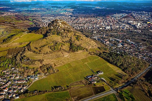 Singen von oben und mitten drin der Hohentwiel als Hausberg der Stadt.