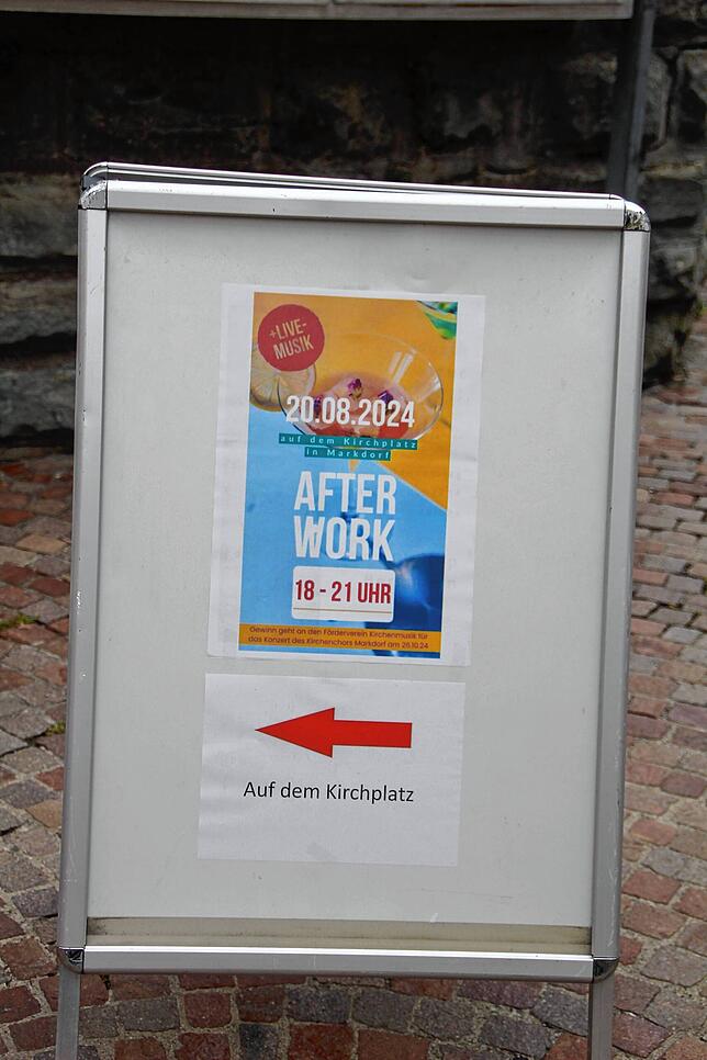 Die After-Work-Party bei der Sommeraktion „Sommer, Sonne, Sandeln“ findet auf dem Kirchplatz statt.