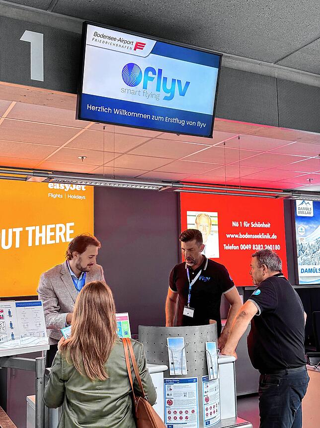 Flyv-Gründer und Chef Tomislav Lang (Zweiter von rechts) beim Check-in am Bodensee Airport.