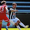 Der FC 08 Villingen (rechts Christian Derflinger) verliert gegen den TSV Steinbach Haiger (Jonas Singer).