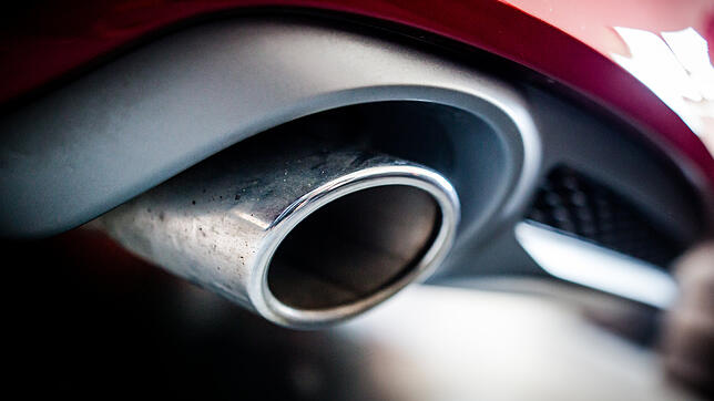 Blick auf einen Auspuff eines Diesel-Fahrzeugs von Audi. Die kalifornische Umweltbehörde Carb hat das Unternehmen wegen möglicher ...